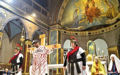 Nabożeństwo w formie przedstawienia w Sanktuarium Matki Bożej Nieustającej Pomocy w Rzymie.