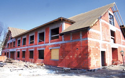 Ks. Rafał Buzała zapewnia,  że praca w ZOL daje mu dużo duszpasterskiej radości, a od chorych dostaje mnóstwo dobra i życzliwości. Budowę można wesprzeć, wpłacając datki na konto Caritas Archidiecezji Krakowskiej (szczegóły na www.krakowcaritas.pl). To dobry sposób na wielkopostną jałmużnę. Warto też przekazać krakowskiej Caritas 1,5 proc. swojego podatku (KRS 0000207658).