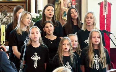 W przeglądzie biorą udział zarówno soliści, jak i zespoły wokalne oraz chóry.