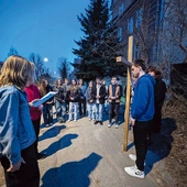 Wieczór rozpoczęła Droga Krzyżowa.