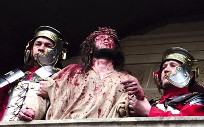 Najpierw słyszymy straszne dźwięki biczowania, a po chwili na balkon u Piłata wychodzi zakrwawiony Jezus… 