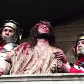 Najpierw słyszymy straszne dźwięki biczowania, a po chwili na balkon u Piłata wychodzi zakrwawiony Jezus… 