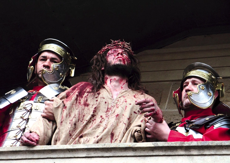 Najpierw słyszymy straszne dźwięki biczowania, a po chwili na balkon u Piłata wychodzi zakrwawiony Jezus… 