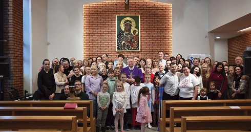 Grupa otwarta jest na każdego, kto doświadcza cierpienia związanego z chorobą, bólem, trudnościami życia swojego lub swoich bliskich. 