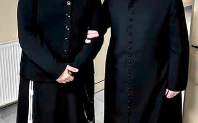 Ksiądz Jan z s. Rafałą Golonką – dyrektorką kamesznickiego domu opieki.