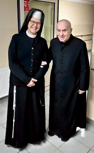 Ksiądz Jan z s. Rafałą Golonką – dyrektorką kamesznickiego domu opieki.
