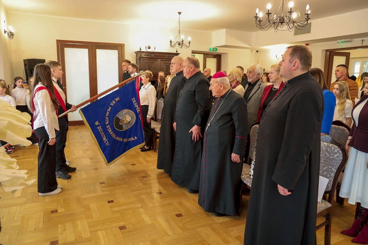 Zebrani oddali cześć kapłanowi, wspominając jego życie i duszpasterską posługę. 