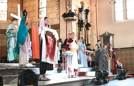 Występ dzieci i młodzieży został nagrodzony owacjami na stojąco. 