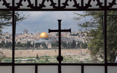 Widok na starą Jerozolimę z okna kościoła Dominus flevit (łac. Pan zapłakał).
