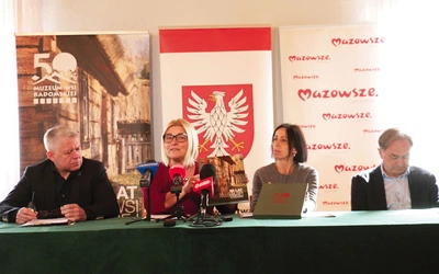 Ilona Jaroszek prezentuje album wydany z okazji 50-lecia istnienia instytucji.