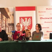 Ilona Jaroszek prezentuje album wydany z okazji 50-lecia istnienia instytucji.