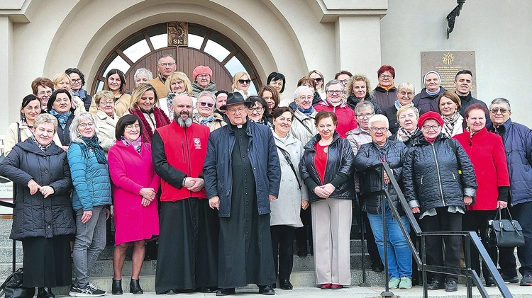 Wolontariusze przed Bazyliką MB Ostrobramskiej w Skarżysku-Kamiennej.