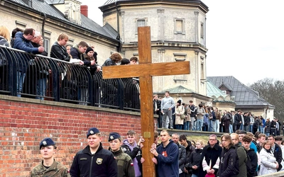 Dzień u Matki Bożej wypełniły młodym m.in. spowiedź, konferencja i Droga Krzyżowa na wałach jasnogórskich. 