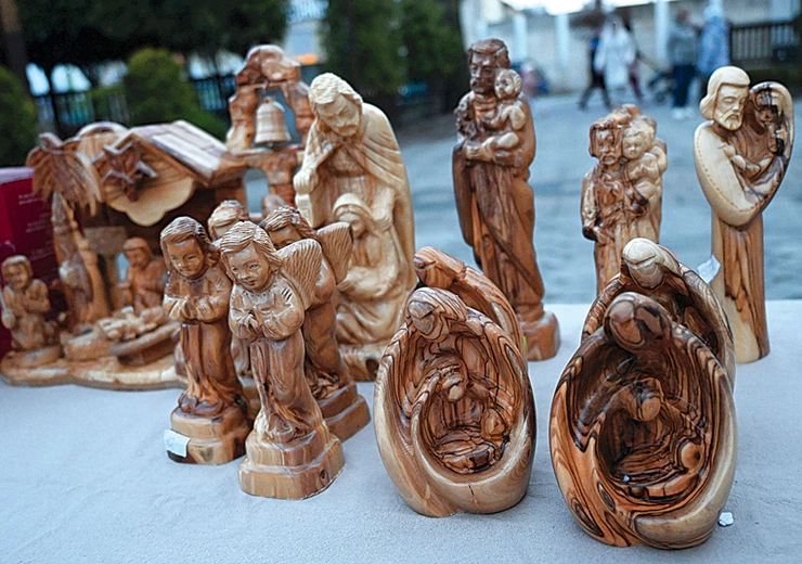 Różaniec bądź figurka to piękny przedmiot, a dla chrześcijan w wielu miejscach to pomoc w przeżyciu, wyraz solidarności i nadziei.  