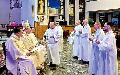 Następnie będzie rok formacji, w którym kandydaci przyjmą posługę lektoratu. W trzecim roku przyjmą posługę akolitatu i na koniec drogi formacyjnej – święcenia. W naszej diecezji posługuje już czterech diakonów stałych, a 15 – na różnych etapach – przygotowuje się do tej posługi. Od 2023 r. działa Diecezjalny Ośrodek Formacji Diakonów Stałych w Zielonej Górze.  Więcej na www.ift.zgora.pl/diakonat. 