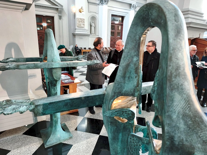 Wszystkie prace cyklu „Akatysteron” zostały wykonane w 2025 roku jako odlewy z brązu o wysokości 180 cm i wadze 120 kg. W centrum figur znajduje się otwór w kształcie krzyża, który nie jest brakiem, lecz prześwitem, przez który przechodzą światło i świętość.