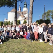 Animatorzy na tle Kościoła pw. św. Barbary w Pionkach.