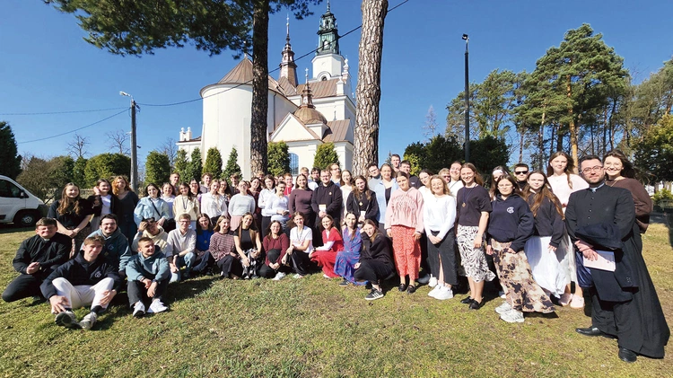 Animatorzy na tle Kościoła pw. św. Barbary w Pionkach.