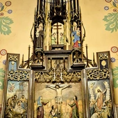 Ołtarz boczny w szczawnickim kościele ukazujący narodzenie Jezusa, ukrzyżowanie i zmartwychwstanie, zwieńczony figurami św. Franciszka, św. Antoniego Padewskiego i Najświętszej Maryi Panny. 