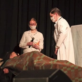 Historia lekarza została ukazana jako opowieść o odpowiedzialności, wierności powołaniu i codziennej pracy wykonywanej z myślą o innych.