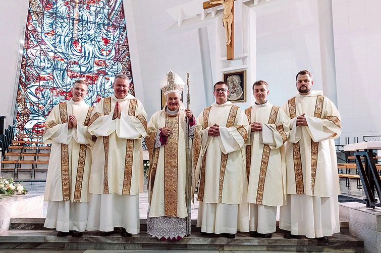 W pierwszy dzień wiosny w Sanktuarium św. Andrzeja Boboli wspólnota jezuitów cieszyła się z daru pięciu nowych diakonów. Karol Cygan, Roman Frolek (z Czech), Robert Hryniewicz, Piotr Marmuszewski oraz Wojciech Urbański przyjęli pierwszy stopień święceń z rąk bp. Michała Janochy.