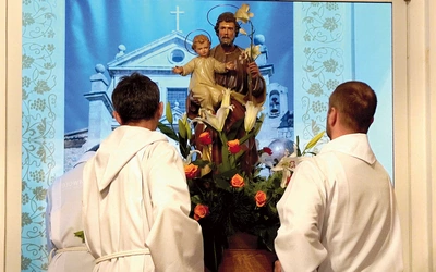 Po Mszy św. rozpoczęła się procesja z figurą patrona, na stałe znajdującą się w przedsionku kościoła.