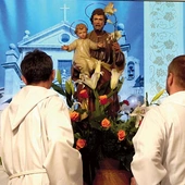 Po Mszy św. rozpoczęła się procesja z figurą patrona, na stałe znajdującą się w przedsionku kościoła.