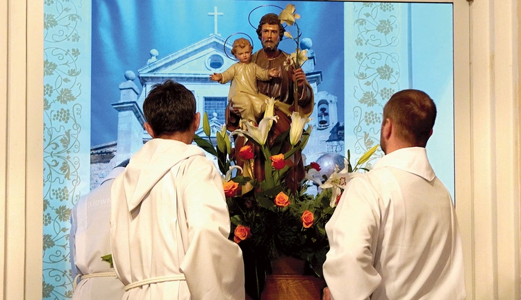 Po Mszy św. rozpoczęła się procesja z figurą patrona, na stałe znajdującą się w przedsionku kościoła.