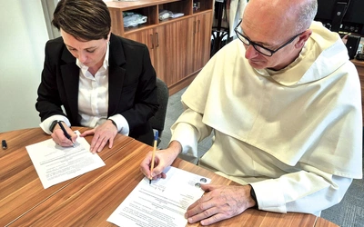 O. Andrzej Kuśmierski OP oraz dyrektor BUWr dr Dorota Siwicka podpisują porozumienie.