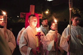 Per crucem ad lucem – przez krzyż do światła