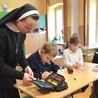 Siostra Maria Andrea prowadzi zajęcia w klasie pierwszej. Boga na nowo odkryła dzięki Janowi Pawłowi II
