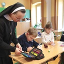 Siostra Maria Andrea prowadzi zajęcia w klasie pierwszej. Boga na nowo odkryła dzięki Janowi Pawłowi II