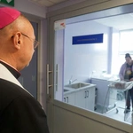 Wizyta bp. Odera na oddziale położniczym