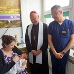 Wizyta bp. Odera na oddziale położniczym