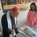 Wizyta bp. Odera na oddziale położniczym