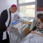 Wizyta bp. Odera na oddziale położniczym