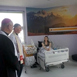 Wizyta bp. Odera na oddziale położniczym