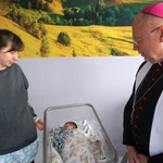 Wizyta bp. Odera na oddziale położniczym