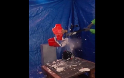 Skandal w belgijskiej stacji radiowej: prezenterzy zniszczyli figurki Jezusa i Matki Bożej