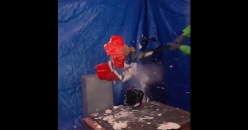 Skandal w belgijskiej stacji radiowej: prezenterzy zniszczyli figurki Jezusa i Matki Bożej