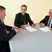 Nowy etap współpracy dla bezpieczeństwa wiernych. Archidiecezja podpisała porozumienie z Akademią WSB