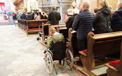 Droga Krzyżowa z osobami chorymi i z niepełnosprawnościami w archikatedrze wrocławskiej