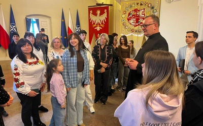 Wdowy i dzieci z Ukrainy w Polsce: pielgrzymka, która leczy rany