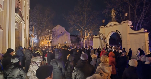 Łowicz. Jedna droga - kilka parafii