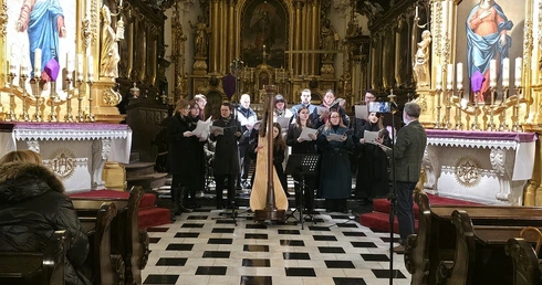 Muzyczna adoracja krzyża