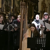 Z harfą o krzyżu Chrystusa