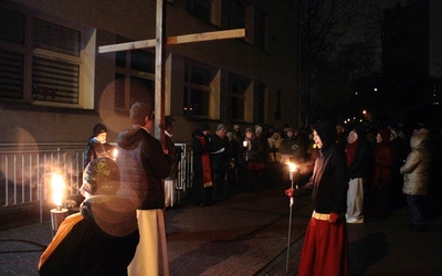 Spójrz na kamień, który trzymasz w dłoni…