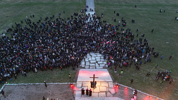 Między cierpieniem a nadzieją