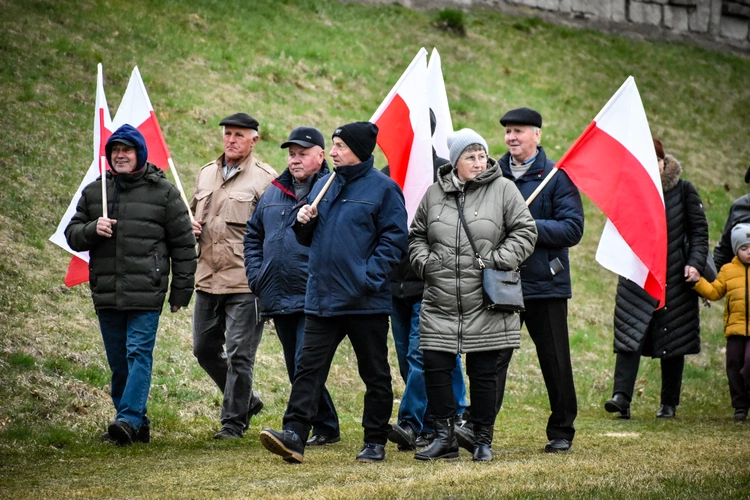 Między cierpieniem a nadzieją