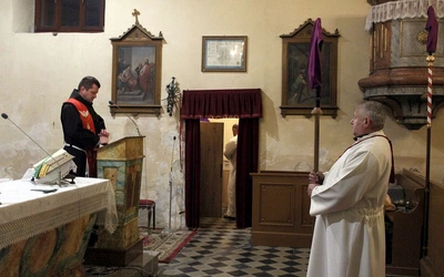 Droga Krzyżowa nad graniczną Opawicą